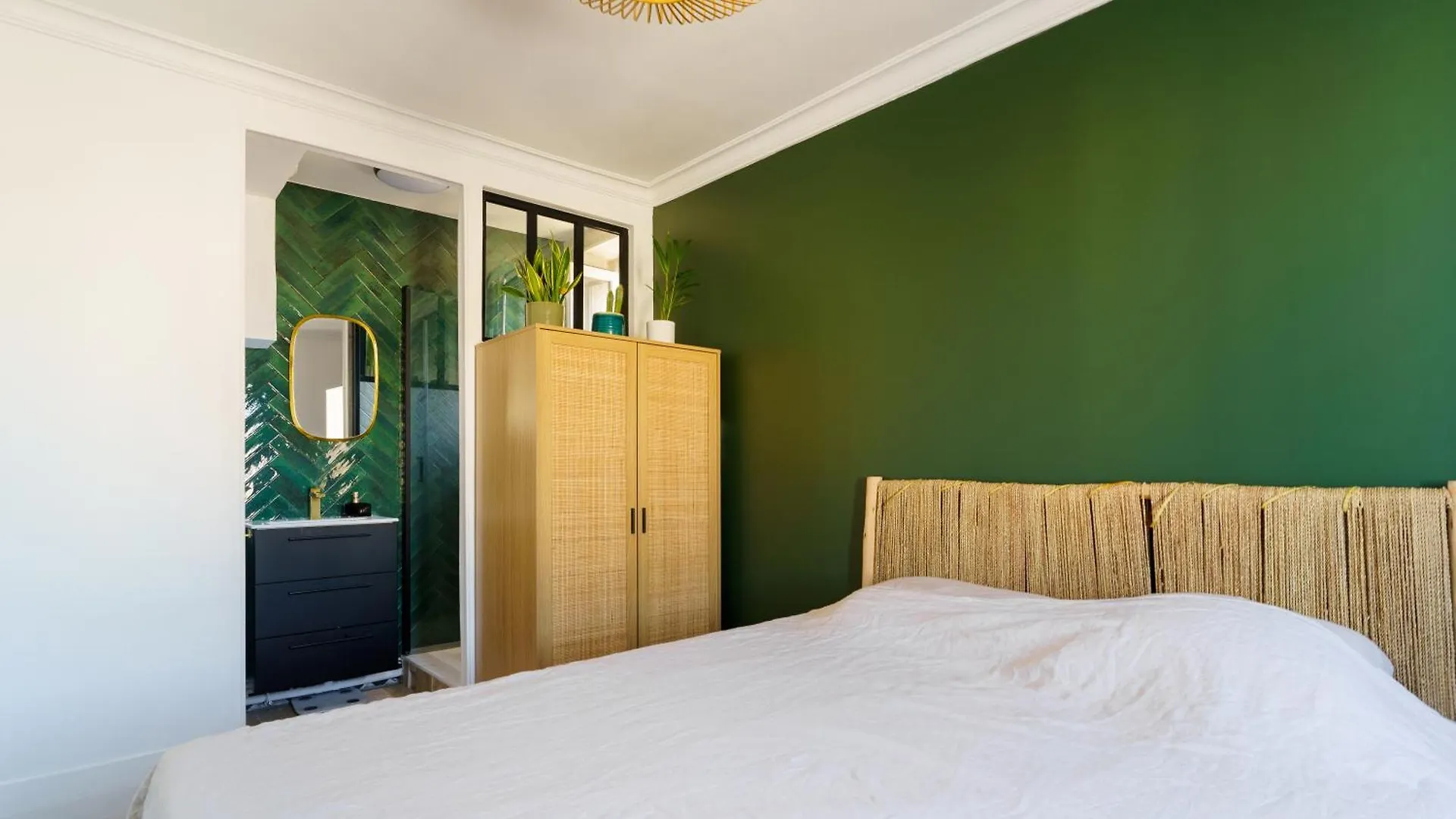 Bright & Serene 1Bd Retreat Canal Saint-Martin Paris Apartment